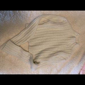 Very pretty white cropped sweater